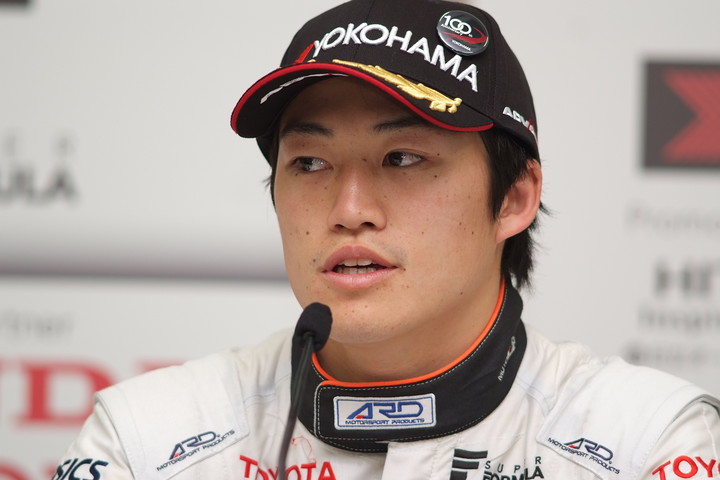 決勝記者会見: 3位の国本雄資（P.MU/CERUMO · INGING）