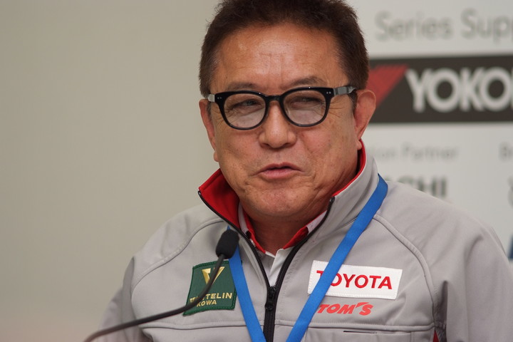 決勝記者会見: 優勝チーム監督の館信秀氏（VANTELIN TEAM TOM’S）