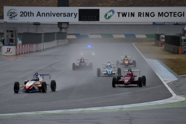 1コーナーの攻防