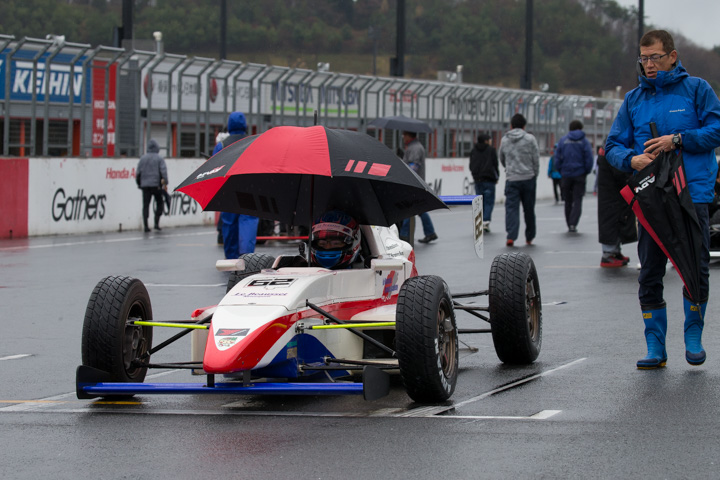 ポールポジションのグリッドに着いた小倉祥太（ル・ボーセフォーミュラアカデミーPFC）