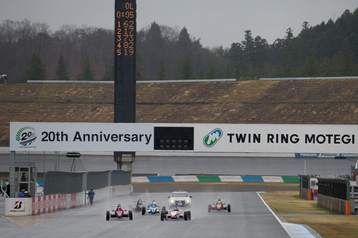 10周の決勝レースがスタートした