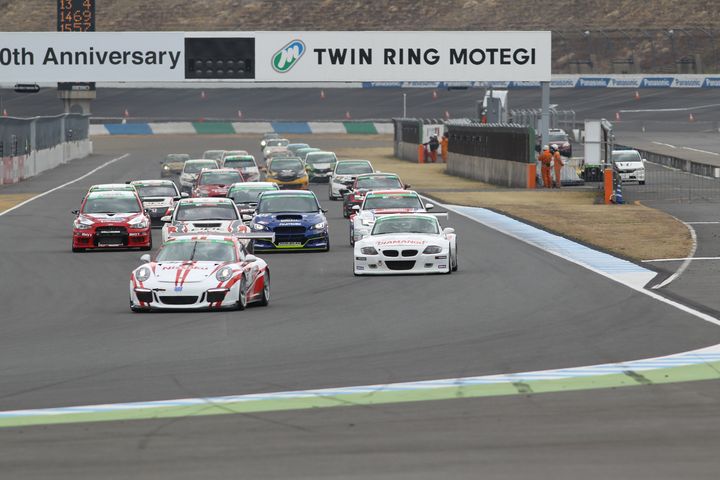 グループ2、200分間の決勝レースがスタートした