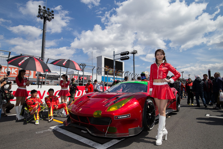 グループ1ポールポジションのグリッドに着いたST-Xクラスの永井宏明／佐々木孝太組（ARN Ferrari 488 GT3）