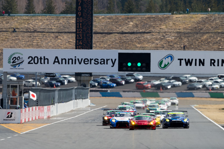 グループ1、200分の決勝レースがスタートした