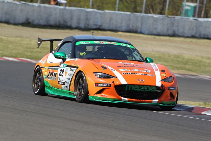 ST-5クラスポールポジションは村上博幸／脇谷猛組（村上モータースMAZDAロードスターND）