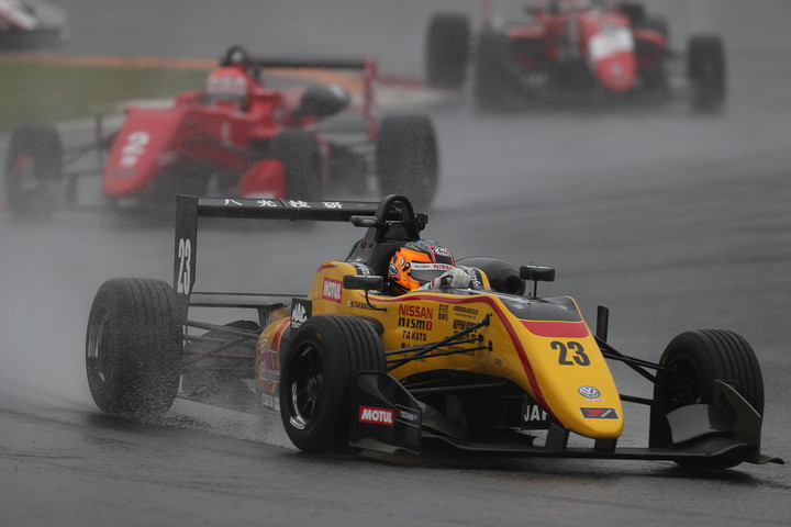 決勝で2位に入った高星明誠（B-MAX NDDP F3）は再車検で失格