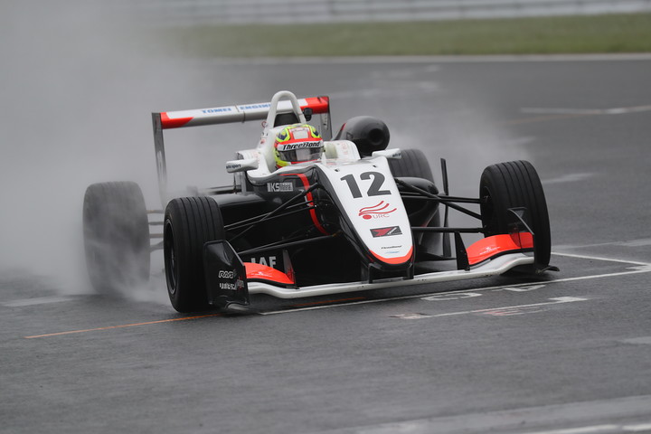 トップでゴールするアレックス・パロウ（THREEBOND）