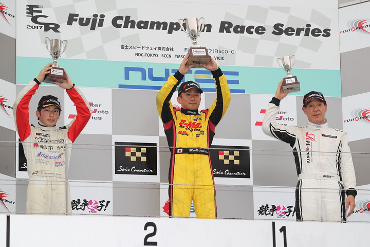 Nクラス暫定表彰式: 優勝・DRAGON（中央）、2位・長谷川綾哉（左）、3位・植田正幸（右）