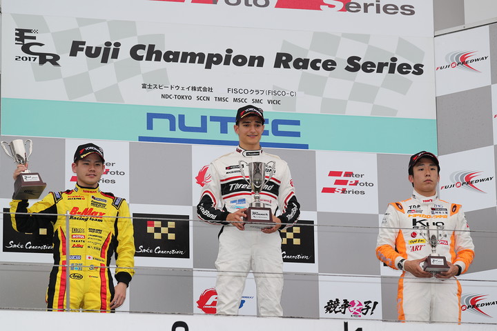 暫定表彰式: 優勝・アレックス・パロウ（中央）、2位・高星明誠（左）、坪井翔（右）はこの後ペナルティで降格