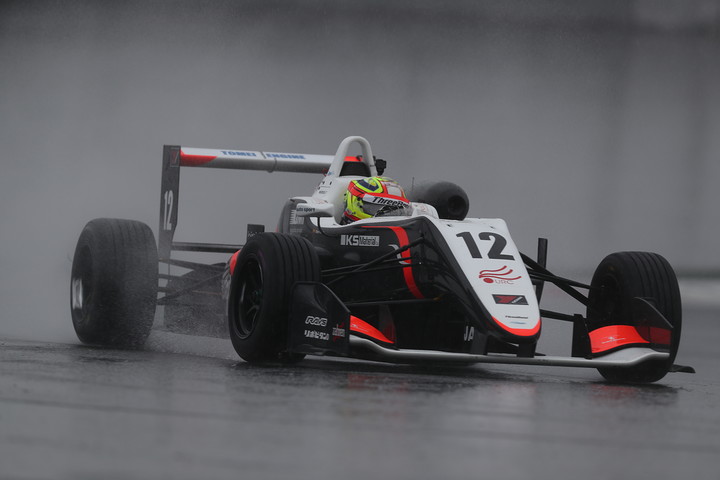 ポールポジションはアレックス・パロウ（THREEBOND）