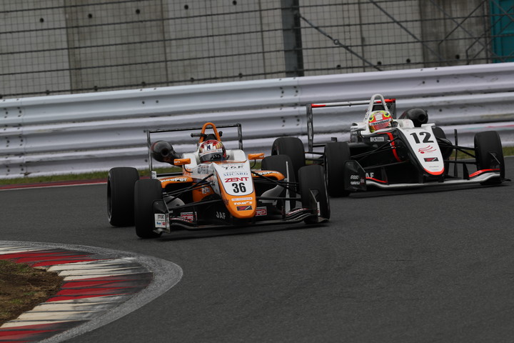 1コーナーでアレックス・パロウをパスする宮田莉朋