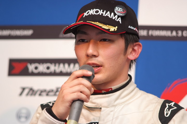 決勝記者会見: Nクラス優勝の長谷川綾哉（ALBIREX RACING TEAM）