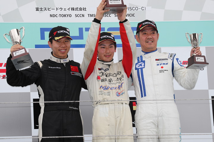 表彰式: 優勝・長谷川綾哉（中央）、2位・アレックス・ヤン（左）、3位・久保田克昭（右）