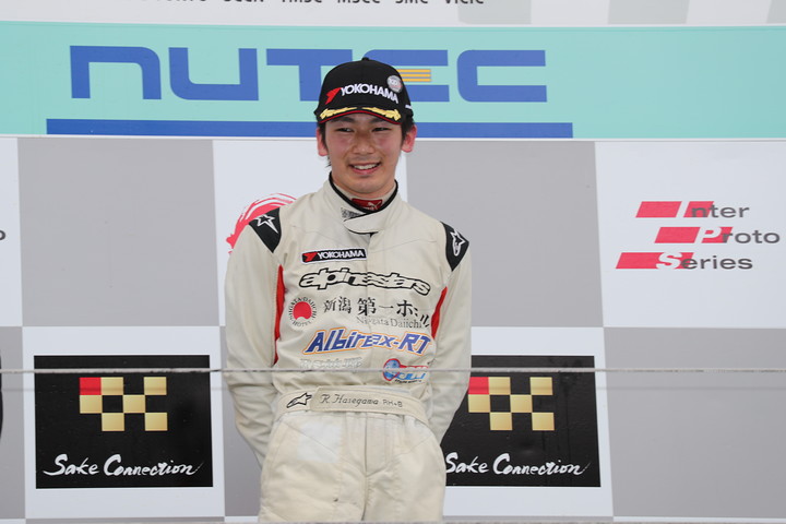 表彰式: 優勝した長谷川綾哉（ALBIREX RACING TEAM）