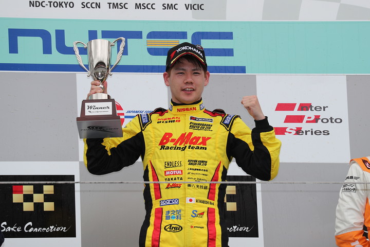 表彰式: 優勝した高星明誠（B-MAX Racing Team with NDDP）