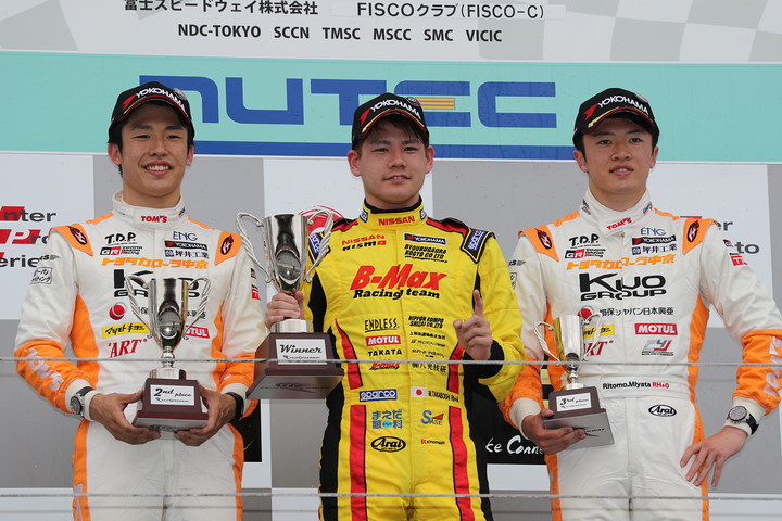 表彰式: 優勝・高星明誠（中央）、2位・坪井翔（左）、3位・宮田莉朋（右）