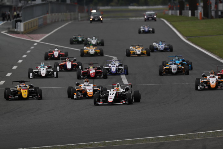 21周の決勝レースがスタートした