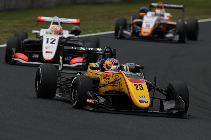 レースをリードする高星明誠（B-MAX NDDP F3）