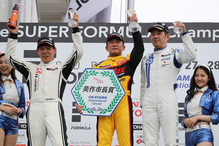 Nクラス表彰式: 優勝・DRAGON（中央）、2位・植田正幸（左）、3位・久保田克明（右）