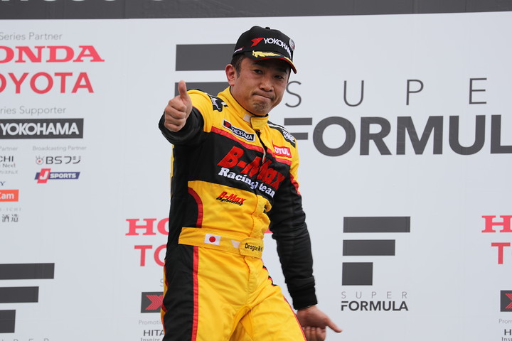 表彰式: Nクラスで優勝したDRAGON（B-MAX RACING TEAM）