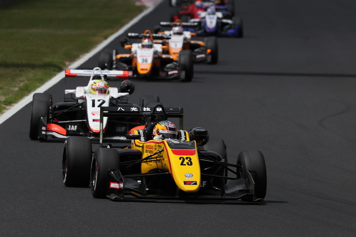 スタート直後の攻防