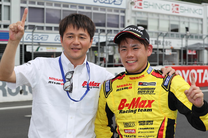 優勝した高星明誠と本山哲監督