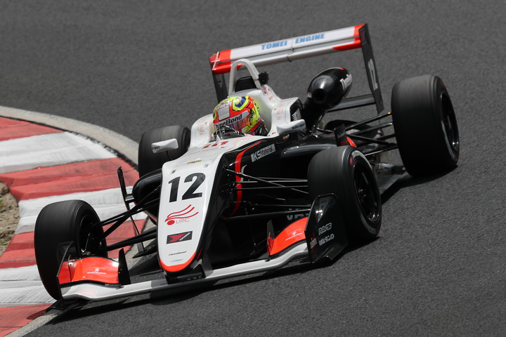 ポールポジションはアレックス・パロウ（THREEBOND）