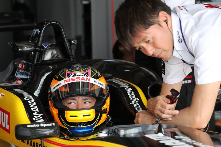 高星明誠と監督の本山哲（B-MAX Racing Team with NDDP）