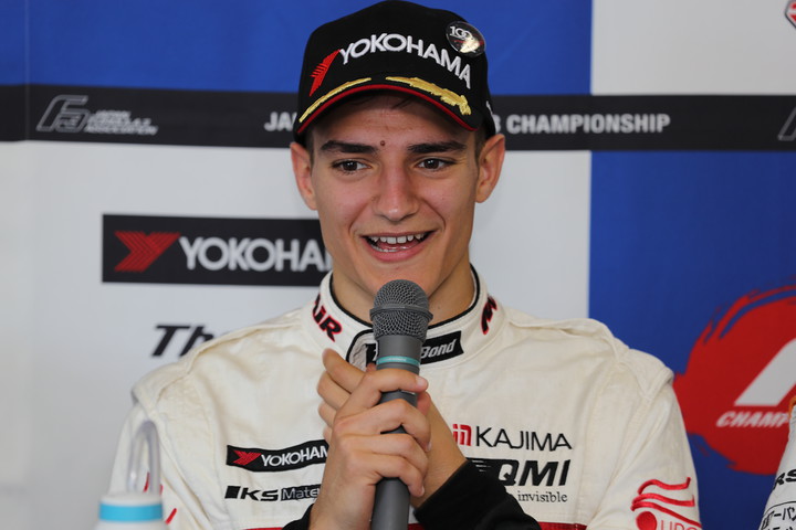 決勝記者会見: 優勝したアレックス・パロウ（ThreeBond Racing with DRAGO CORSE）