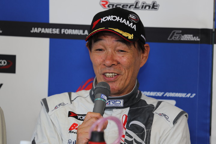 決勝記者会見: Nクラス優勝の植田正幸（B-MAX with Rn-Sports山下製作所）