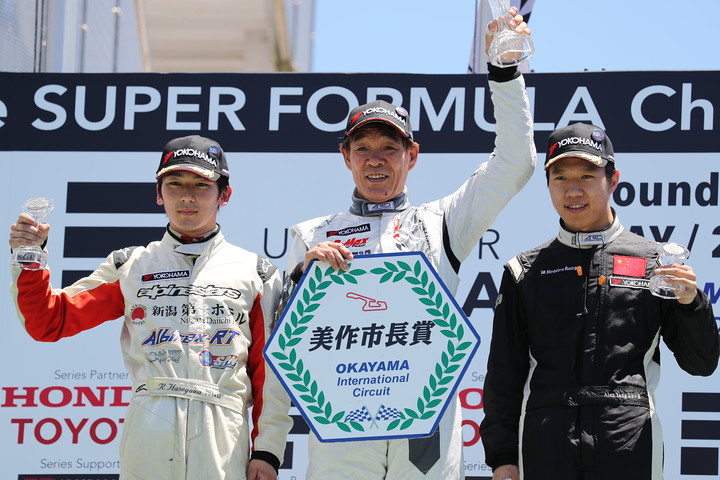 Nクラスの表彰式: 優勝・植田正幸（中央）、2位・長谷川綾哉（左）、3位・アレックス･ヤン（右）