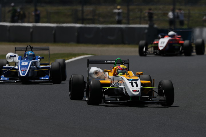 Nクラス、１～２コーナーにかけての攻防