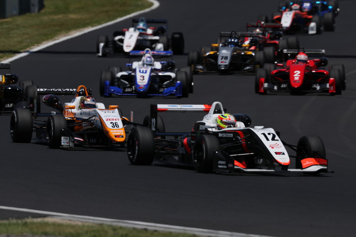 25周の決勝レースがスタートした。１～２コーナーにかけての攻防