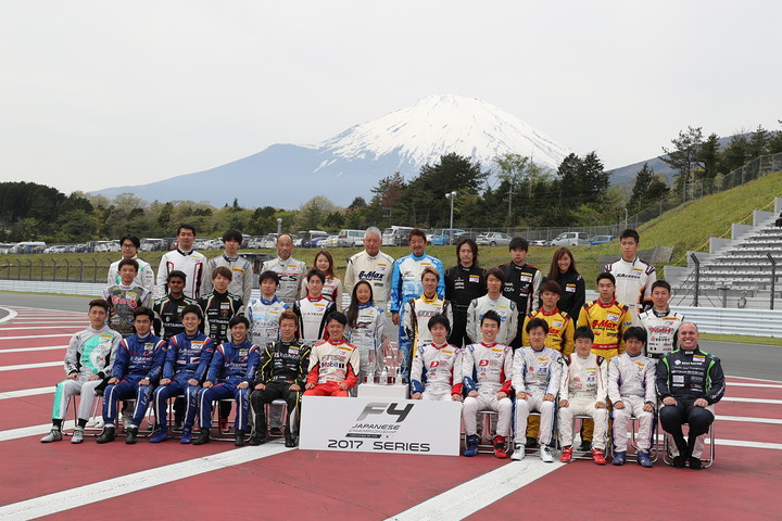 富士山をバックに全ドライバーの集合写真