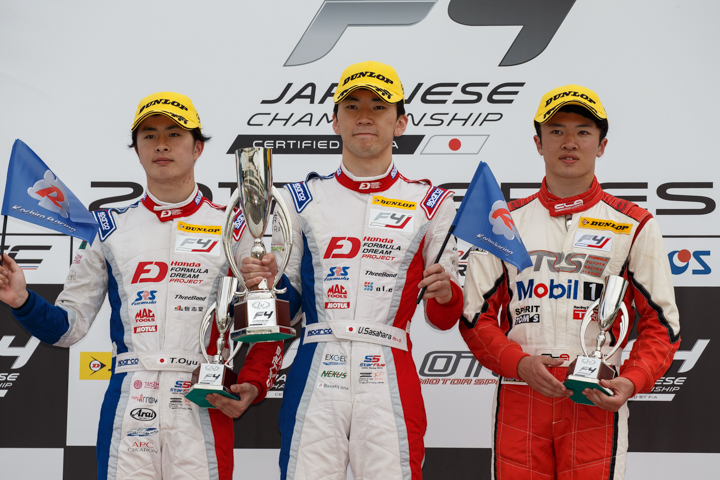 表彰式: 優勝・笹原右京（中央）、2位・大湯都史樹（左）、3位・宮田莉朋（右）