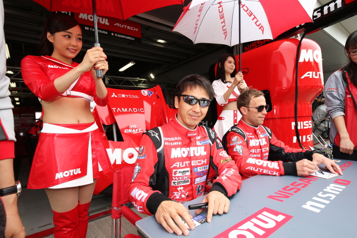 ピットウォーク: 松田次生とロニー・クインタレッリ（NISMO）