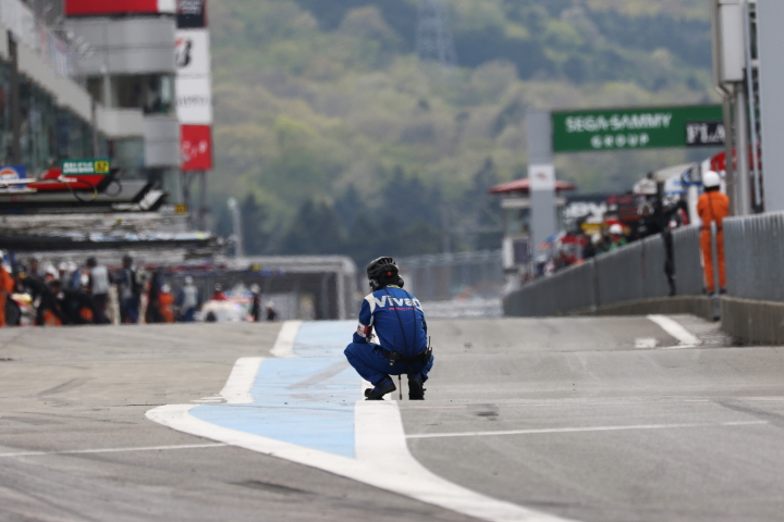 ノックアウト予選Q1: 路面温度を計測するチームツチヤのクルー