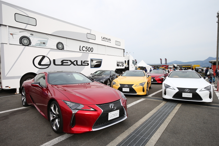ピット裏に並べられたLEXUS LC500