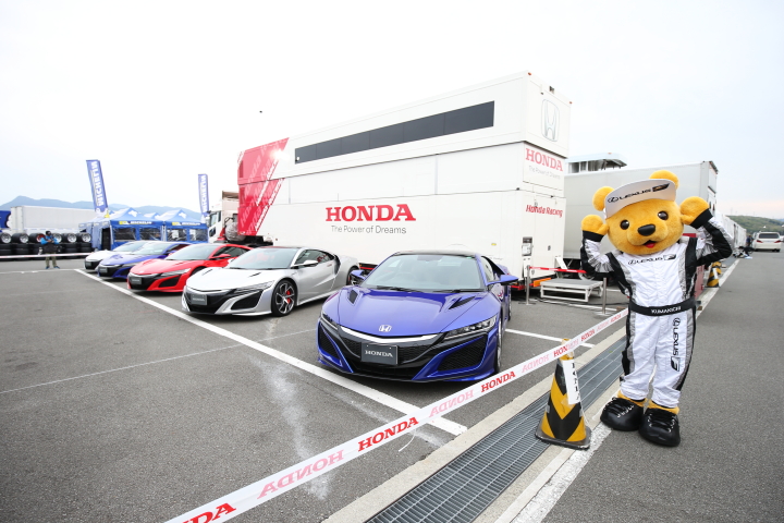 ピット裏に並べられたHONDA NSX