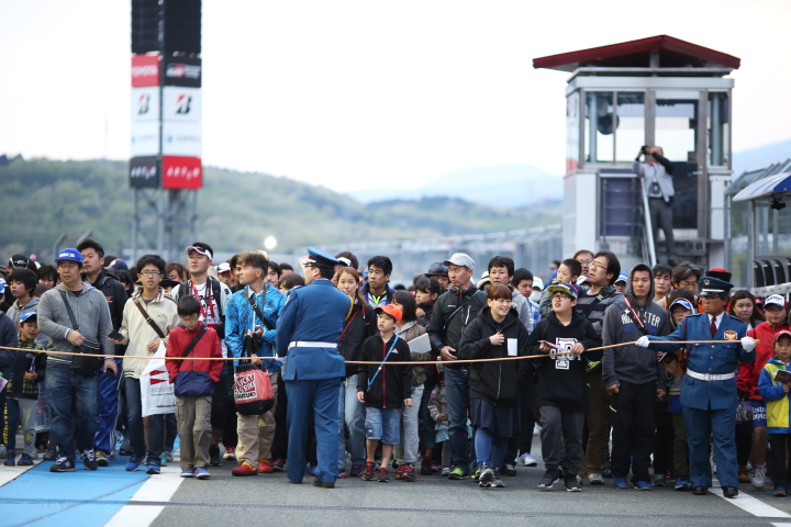 GTキッズウォーク: 入場を待つ親子連れ