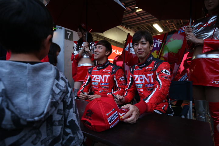 GTキッズウォーク: 石浦宏明と立川祐路（LEXUS TEAM ZENT CERUMO）