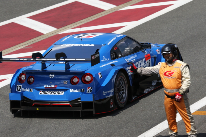 スタート進行: 安田裕信／ヤン・マーデンボロー組（カルソニックIMPUL GT-R）