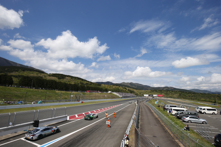 スタート進行: グリッドに向けピットアウトするマシン