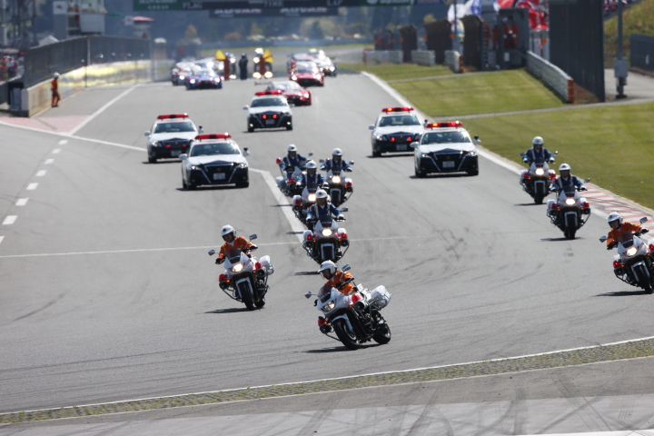 決勝レース: 静岡県警によるパレードラップ