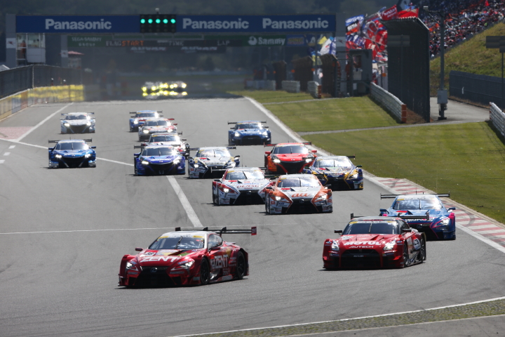 決勝レース: GT500クラスのスタートシーン