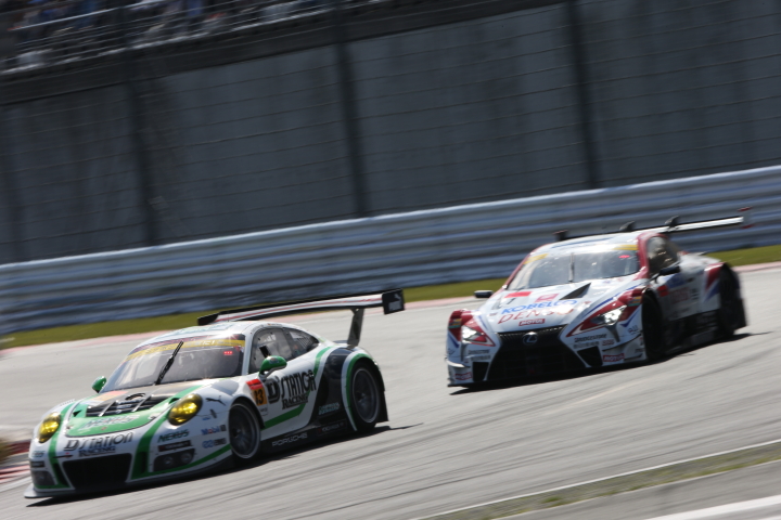 決勝レース: 藤井誠暢（D'station Porsche）とヘイッキ・コバライネン（DENSO KOBELCO SARD LC500）