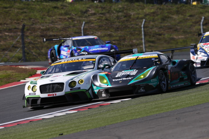 決勝レース: 阪口良平（EIcars BENTLEY GT3） vs 加藤寛規（シンティアム・アップル・ロータス）