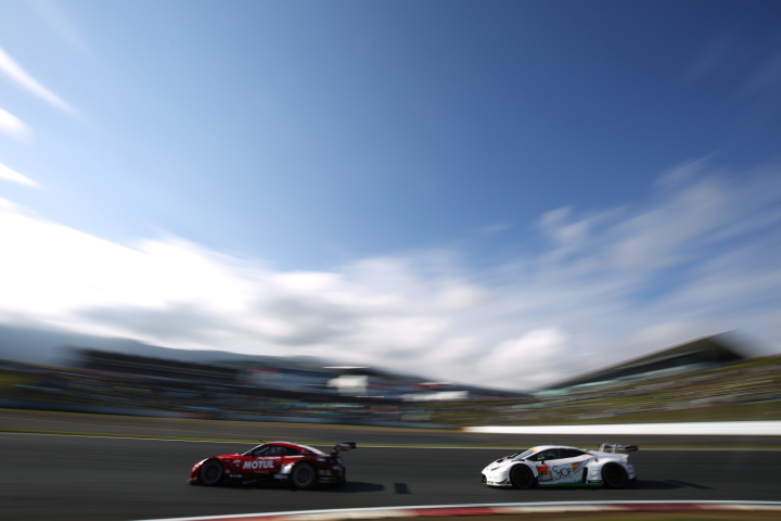 決勝レース: ヘアピンを行くMOTUL AUTECH GT-Rとショップチャンネルランボルギーニ GT3