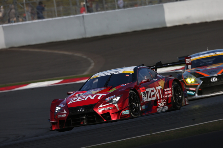 決勝レース: 立川祐路（ZENT CERUMO LC500）