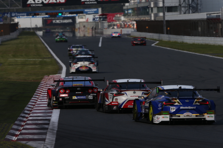 決勝レース: 最終コーナーを立ち上がるGT500のマシン